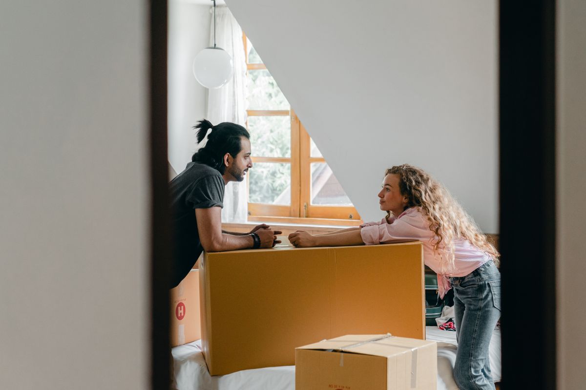 Equipo retirando muebles de un piso